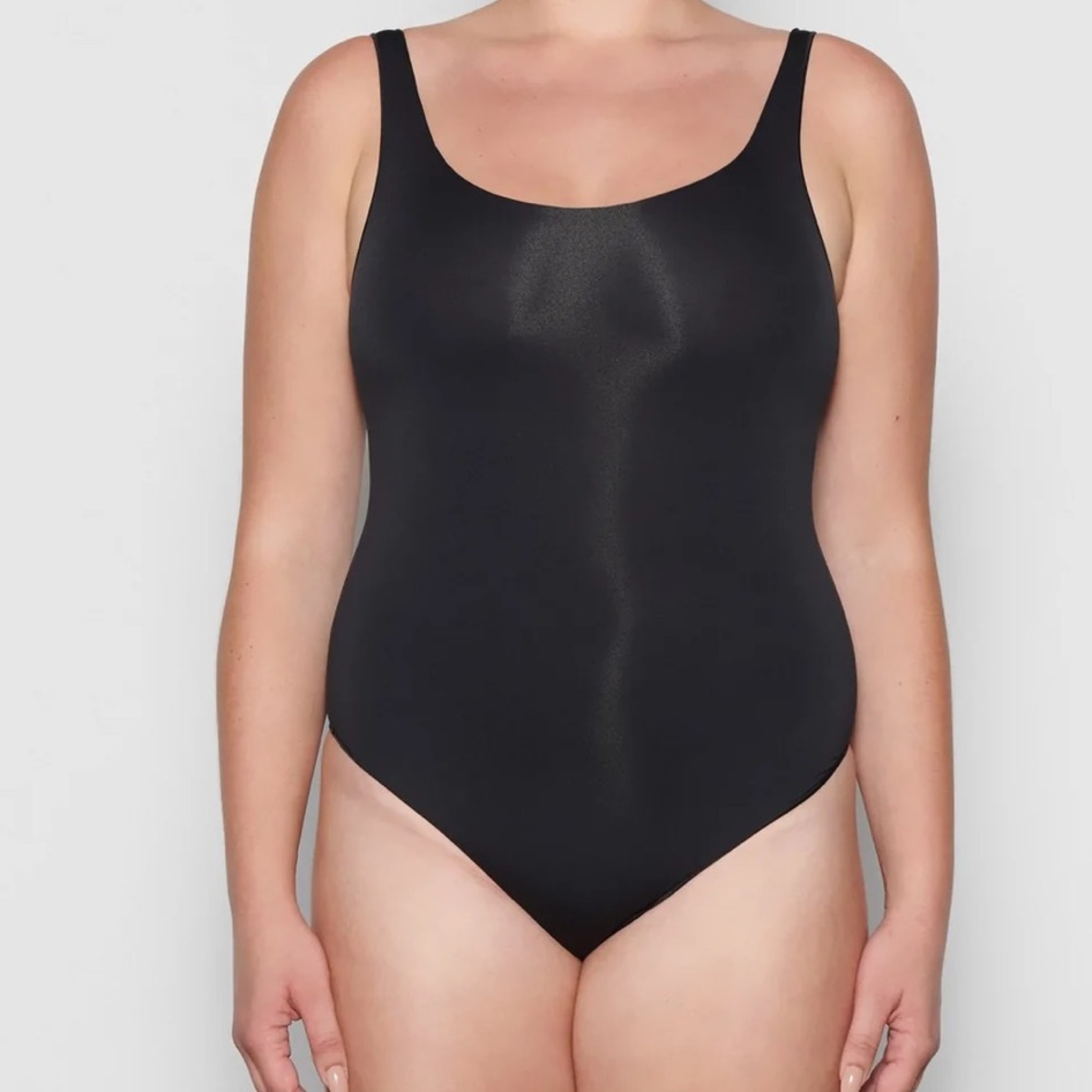 NWOT SKIMS essential scoopneck bodysuit. L/XL
